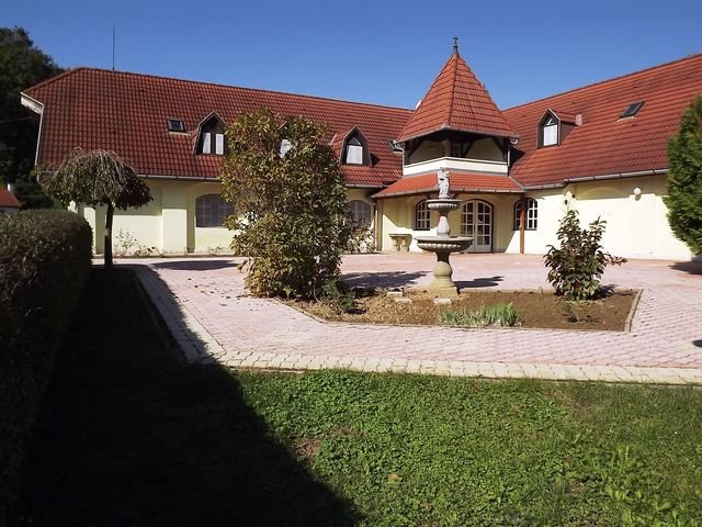 (ABA) 2 Hotels mit Konferenzsaal, Reithalle, Thermalbrunnen und vielen weiteren Extras
