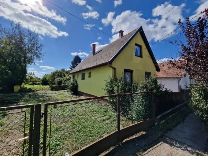 Solides Landhaus in Seenähe mit tollem Garten, Obstbäumen (ABA-CM168)