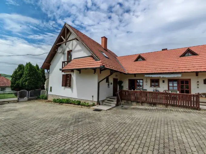 Großes Landhaus auf Doppel-Grundstück mit vielen Nebengelassen (ABA-CM207)