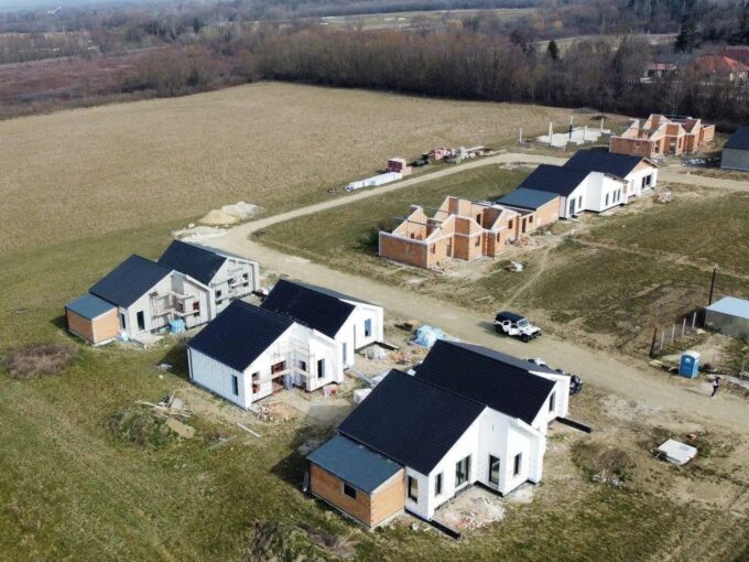 Stilvoller Neubau am Rande des berühmten Golfplatzes (AAA)