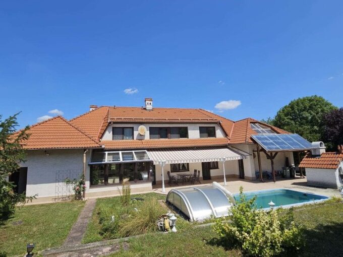 Großzügiges Wohnhaus mit 3 Einheiten, Pool und parkähnlichem Garten (AAA)