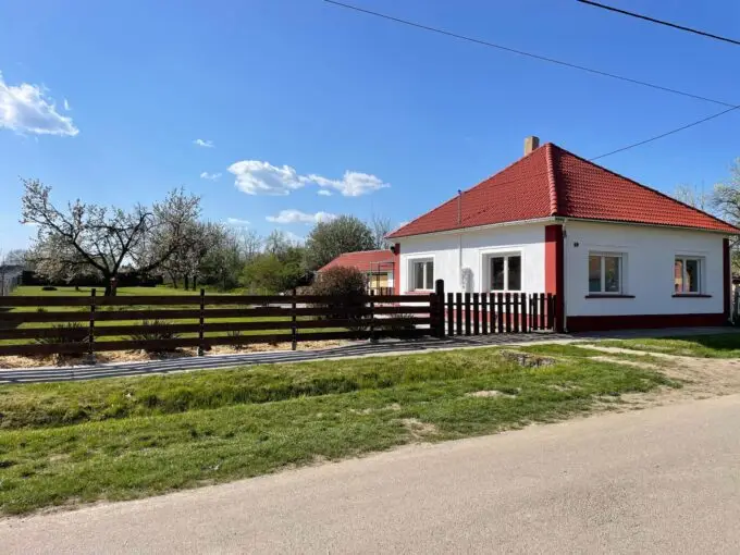Komplett saniertes Landhaus in ruhiger Lage: Einziehen und genießen (AAA)